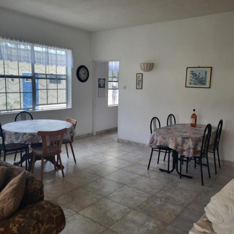 Dolphin Inn Guesthouse & Apartments Christ Church Esterno foto