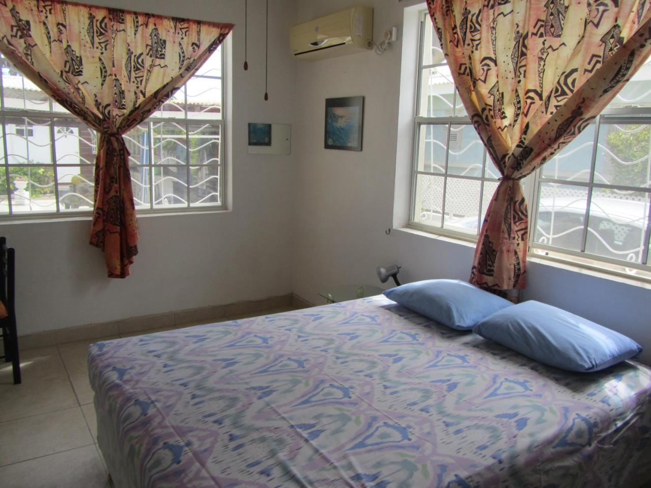 Dolphin Inn Guesthouse & Apartments Christ Church Esterno foto