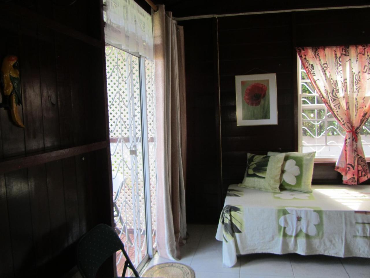 Dolphin Inn Guesthouse & Apartments Christ Church Esterno foto