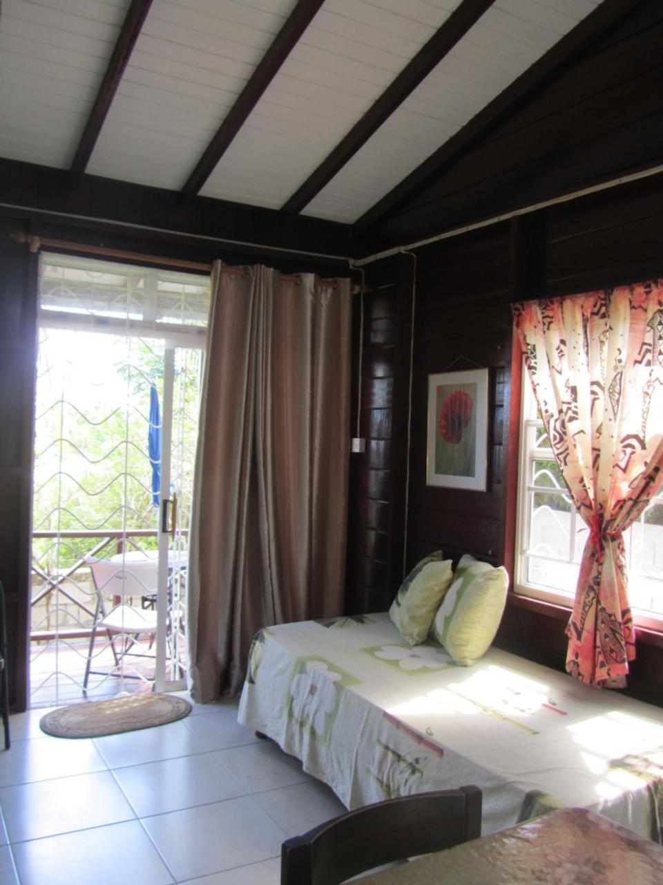 Dolphin Inn Guesthouse & Apartments Christ Church Esterno foto
