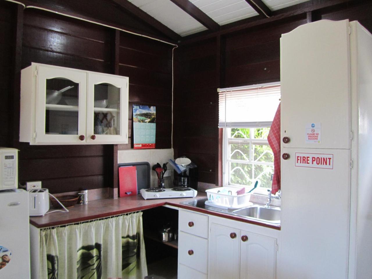 Dolphin Inn Guesthouse & Apartments Christ Church Esterno foto