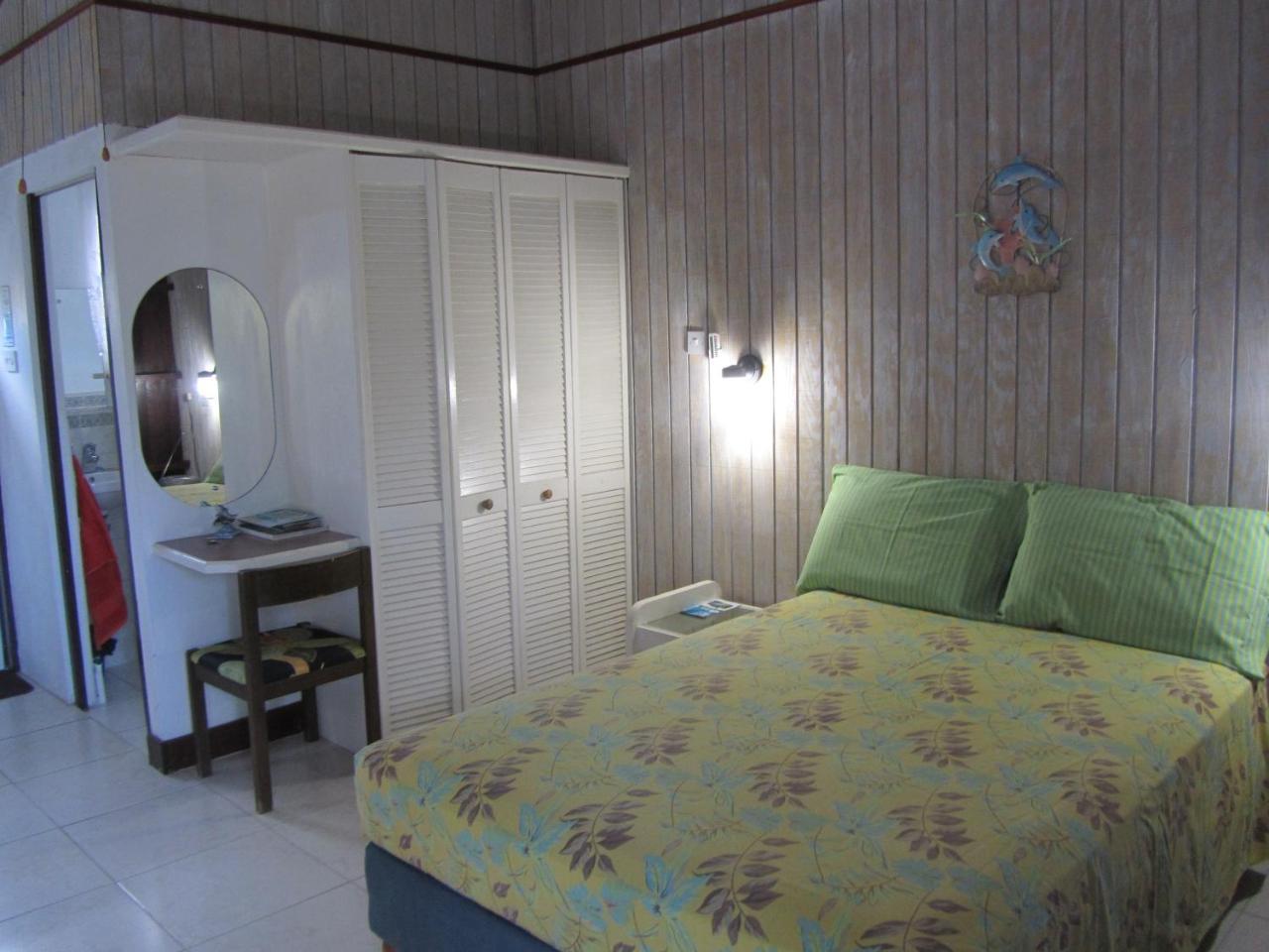 Dolphin Inn Guesthouse & Apartments Christ Church Esterno foto